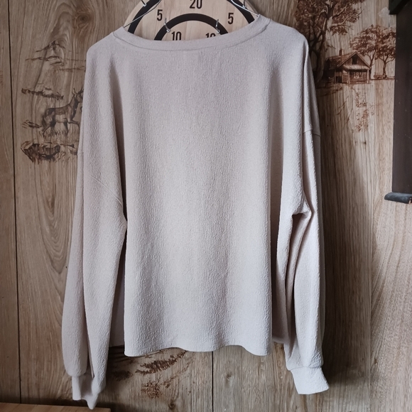 H&M Beige Crepe Boxy Top Size Medium - Picture 2 of 7